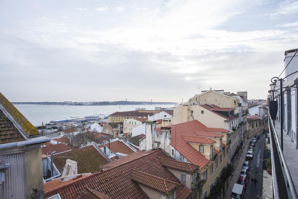 Breathtaking River View In Alfama Lisbon Exterior photo